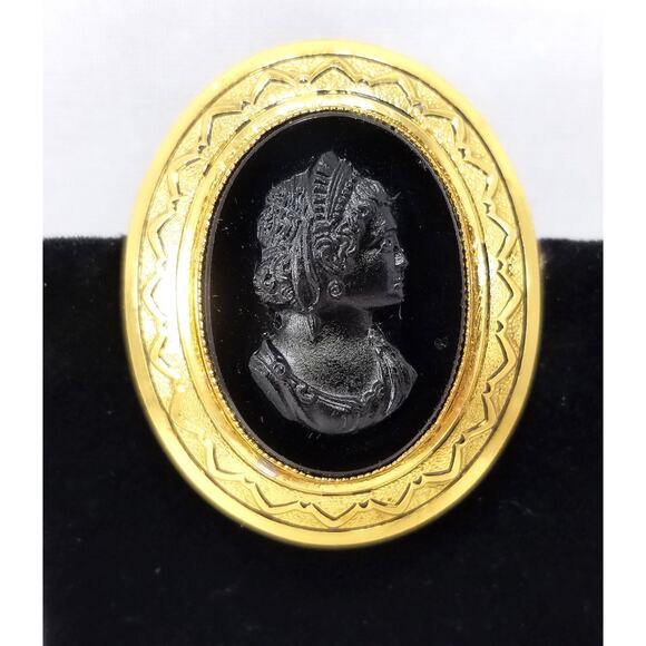 1960s Black Glass Cameo Brooch – Gold Plated Vintage Beauty - Picture 4 of 10